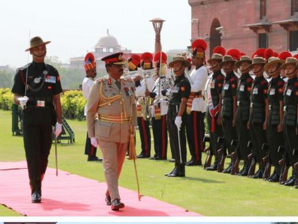 Lieutenant General BKGM Lasantha Rodrigo, Commander of the Sri Lankan Army getting Guard of Honour (Photo/PIB)