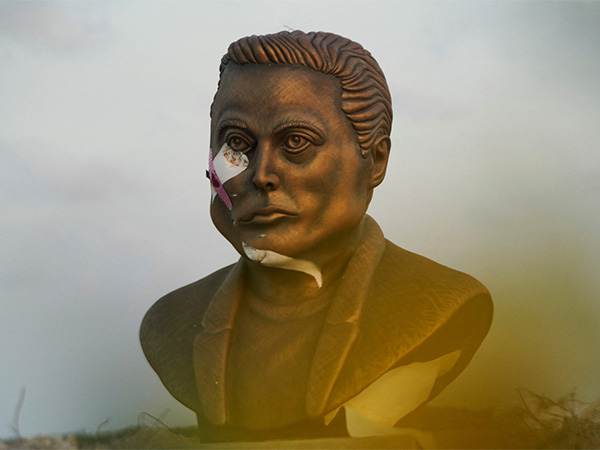 A bust in honour of Elon Musk, which was vandalized, is seen near Starbase in Brownsville, Texas, US on June 5, 2025 (Photo/Reuters)