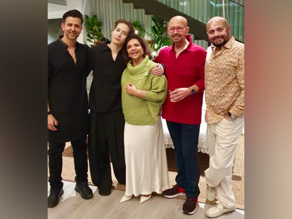 Jackson Wang with Roshan family. (Photo/Instagram/@rakesh_roshan9)