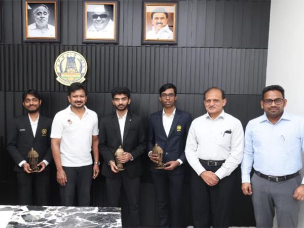 Tamil Nadu Deputy CM with chess players. (Photo- TN government)