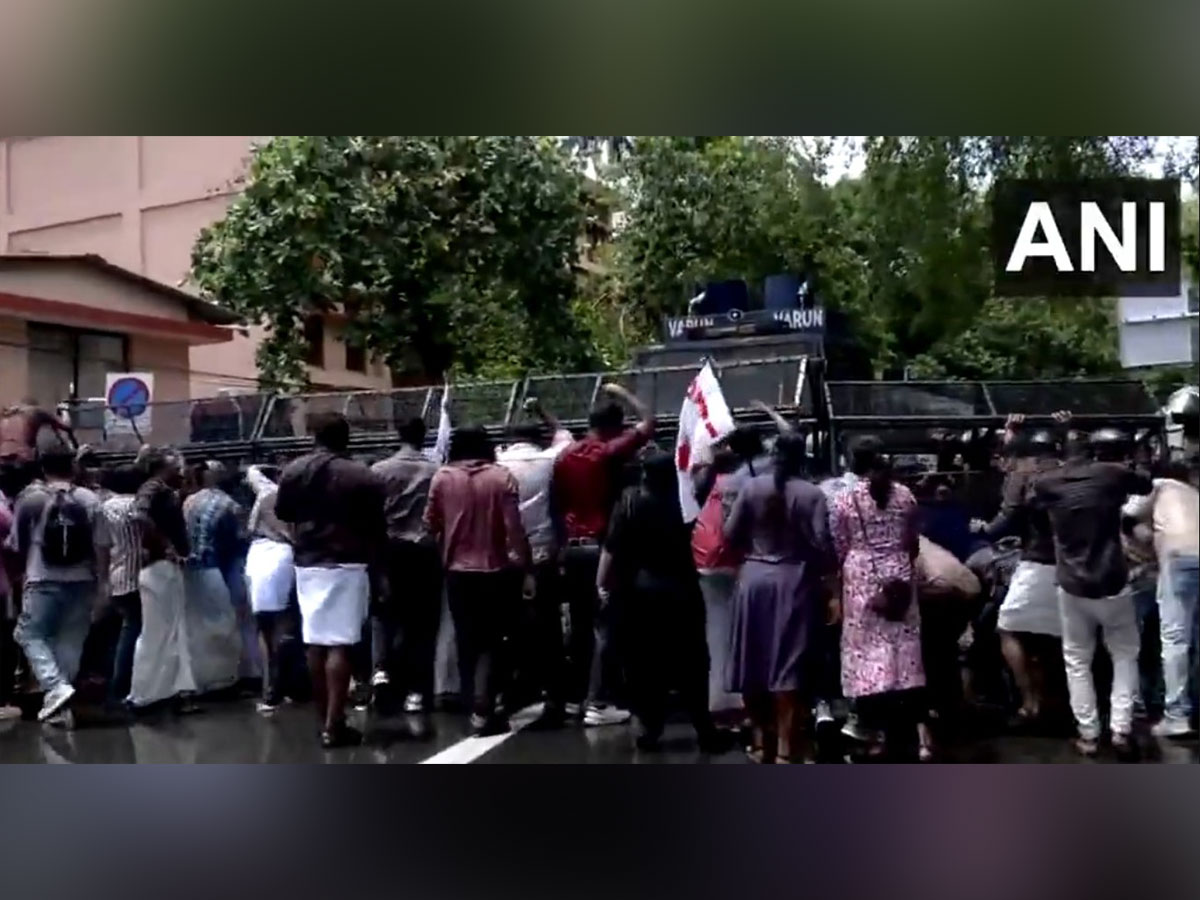 DYFI Holds Protest March To Accountant General Office In Thiruvananthapuram