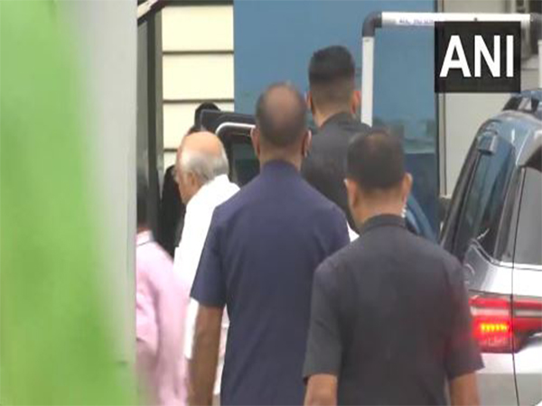  Gujarat Chief Minister Bhupendra Patel arrives at Ahmedabad airport to receive PM Modi (Photo/ANI)