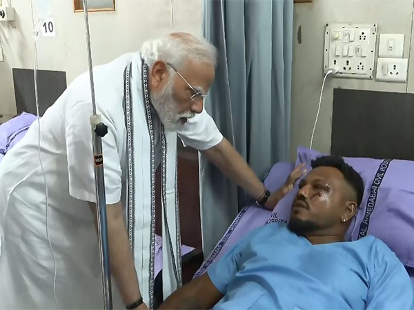 Prime Minister Narendra Modi meets Vishwashkumar Ramesh (Photo/ANI)