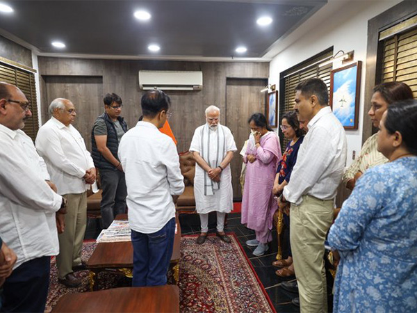 PM Modi with family of Vijay Rupani (Photo/X@narendramodi)