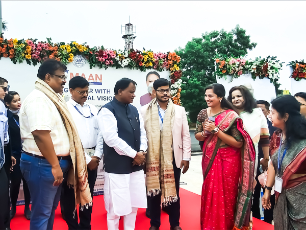 Jiten Mallick of Fast Logistics being felicitated by Odisha Chief Minister Mohan Charan Majhi during the inaugural ceremony of the state’s first direct international flight from Bhubaneswar to Abu Dhabi.