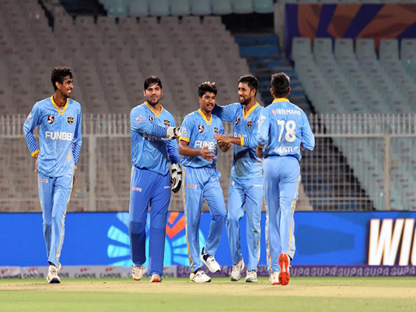 Wriddhiman Saha with Siliguri Strikers team (Image: Siliguri Strikers/BPTL)