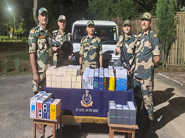 BSF with seized pick-up vehicle and mobile phones (Photo/BSF)