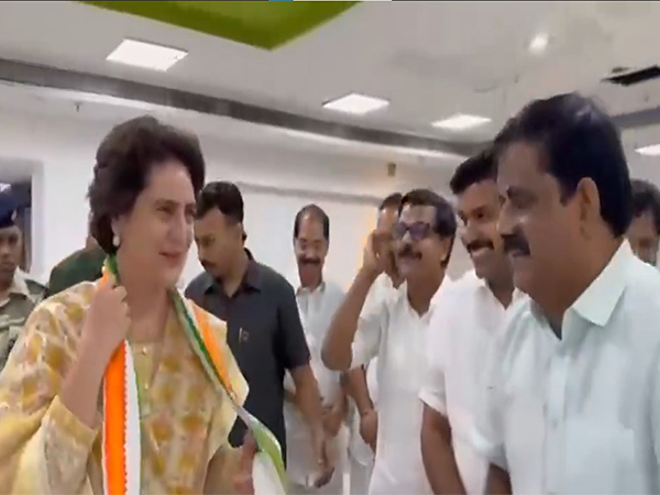 Congress MP Priyanka Gandhi Vadra with KPCC leaders (Photo: ANI) 