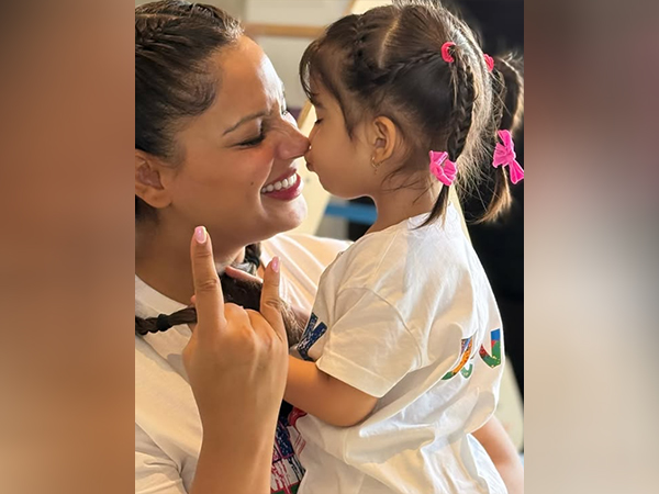 Bipasha Basu with daughter Devi (Photo/Instagram/@bipashabasu)