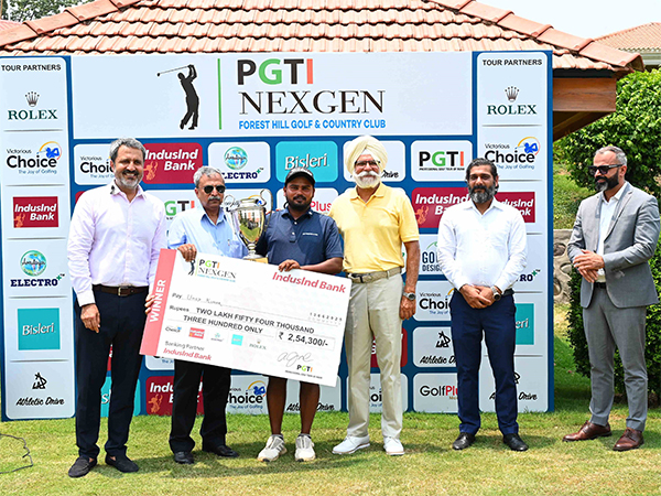 Champion Umed Kumar (3rd from left) with the trophy and cheque (Image: PGTI)