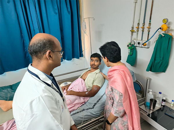 Aitishi meets with the people injured in plane crash (Photo/@AtishiAAP)