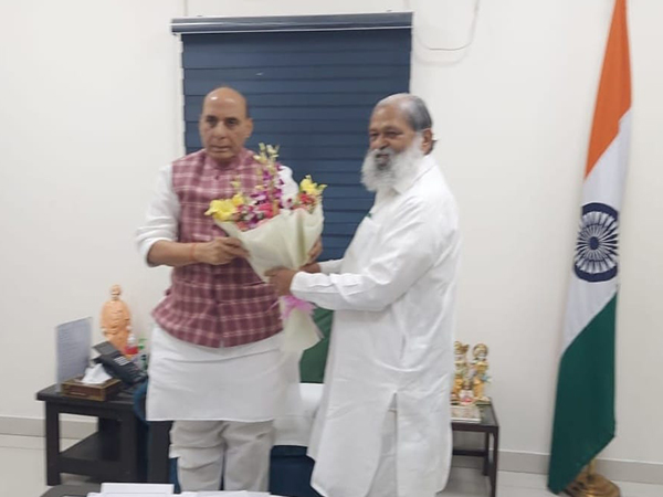 Haryana Minister Anil Vij met Defence Minister Rajnath Singh (Photo/Haryana Govt)