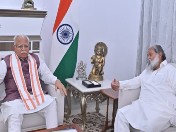 Haryana Minister Anil Vij with Union Minister Manohar Lal (Photo: Haryana govt)