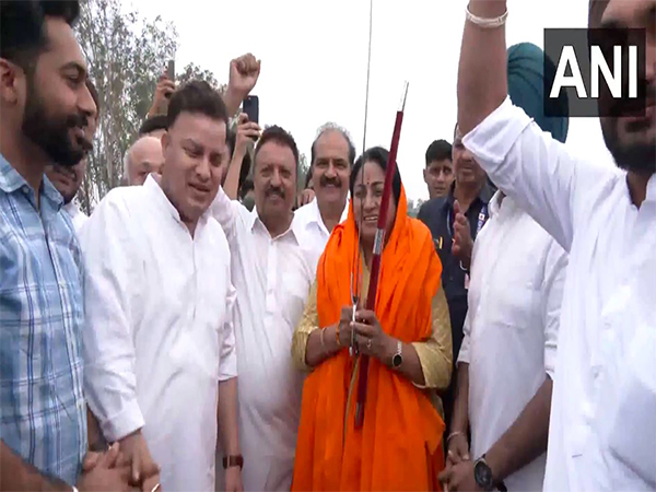  Punjab Bharatiya Janata Party (BJP) Yuva Morcha leaders welcomed Delhi Chief Minister Rekha Gupta (Photo/ANI)