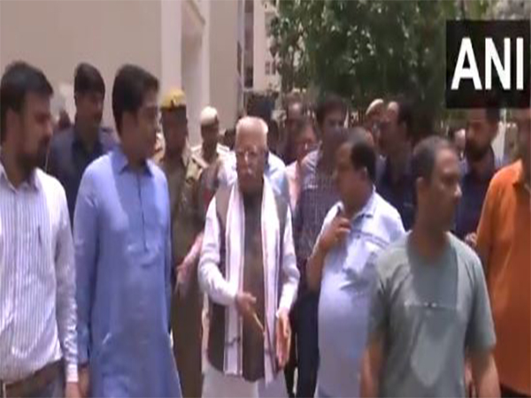Union Minister Manohar Lal Khattar inspects MBC constructed government quarters in Sarojini Nagar on Sunday. (Photo/ANI) 