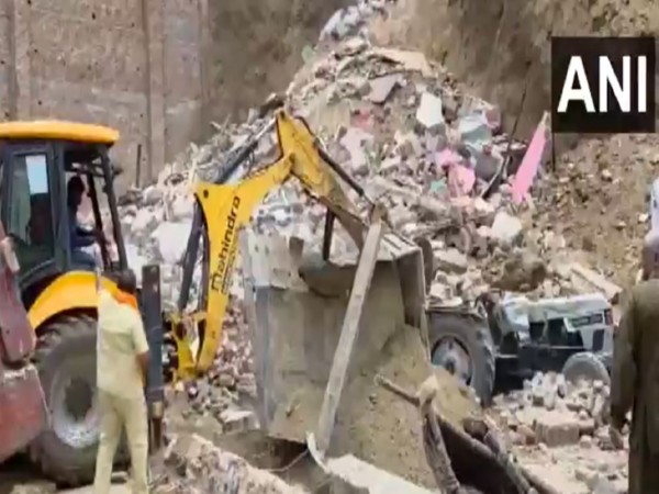 A building collapsed under the Masani Police Station area (Photo/ANi)