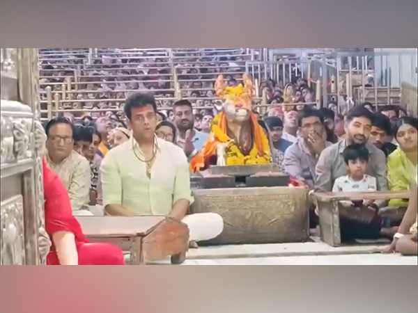 BJP MP Ravi Kishan visits Mahakaleshwar Temple (Photo: ANI) 