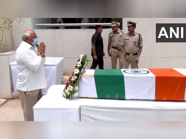  Gujarat Chief Minister Bhupendra Patel laid a wreath and paid his last respects to former Chief Minister Vijay Rupani (Photo/ANI)