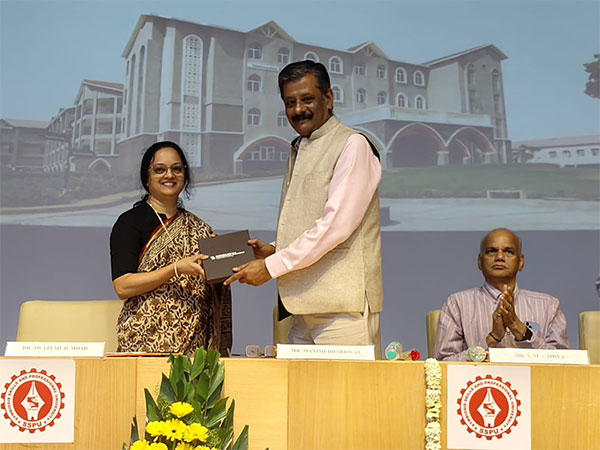 Dr. Swati Majumdar welcoming Manish Bhardwaj at the inauguration of the 'B.Tech in Defence Technology' course.