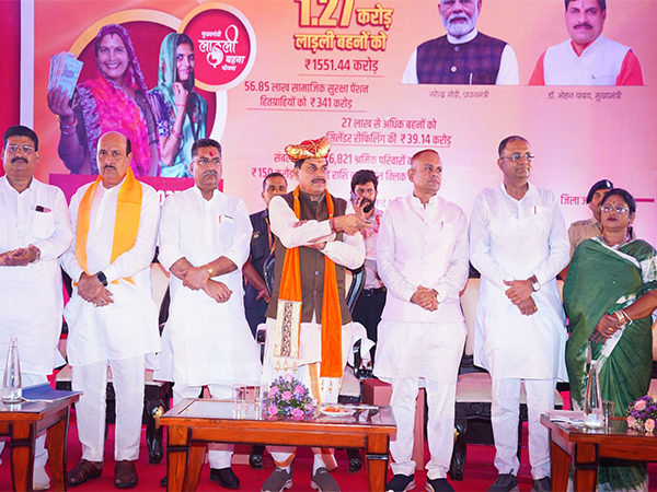 MP CM Mohan Yadav transferring the fund (Photo/X @DrMohanYadav51)