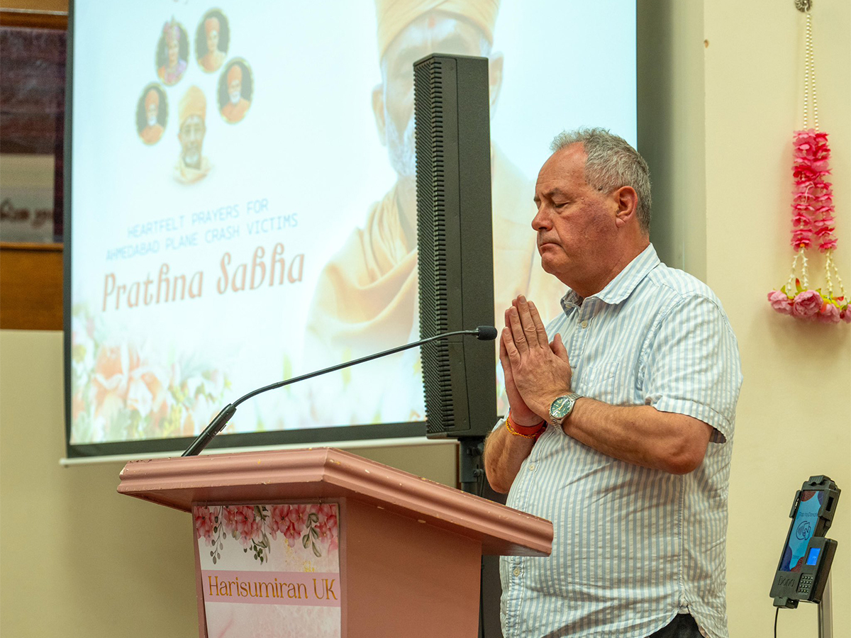 UK MP Bob Blackman joins Haridham congregation to offer prayers for Ahmedabad plane crash victims (Image: X @BobBlackman)