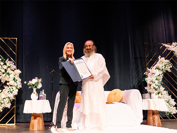 Sri Sri Ravi Shankar with Florida Mayor (Photo/PR) Sri Sri Ravi Shankar with Florida Mayor (Photo/PR)