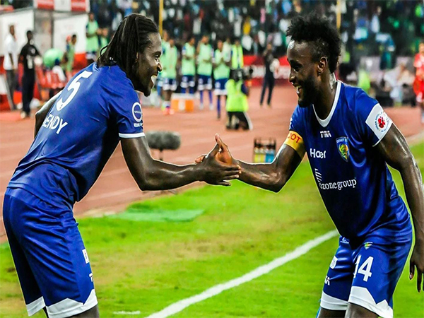 Bernard Mendy and Steven Mendoza (Photo: ISL)