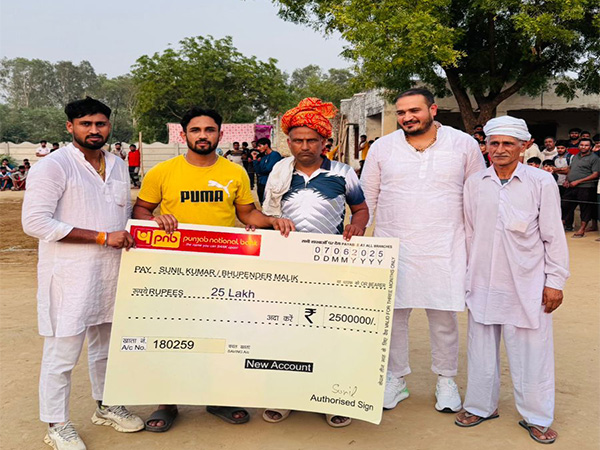 U Mumba captain Sunil Kumar honouring his childhood coach Bhupender Malik (Image: PKL/U Mumba)