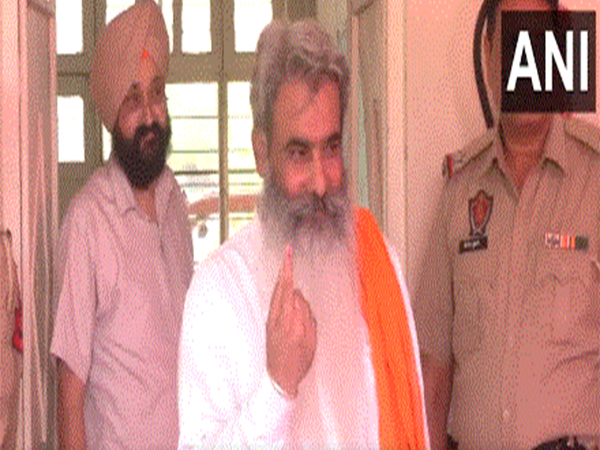  Congress candidate Bharat Bhushan Ashu casts vote in Ludhiana West bypoll (Photo/ANI)  