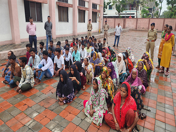 Gujarat police apprehend 200 illegal Bangladeshis (Photo/X@sanghaviharsh)