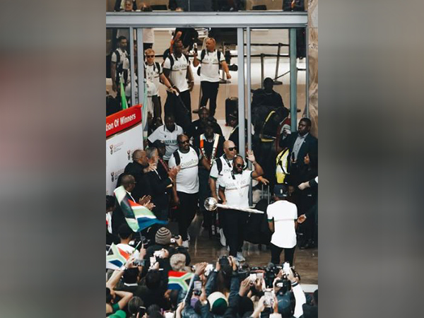 South African team receiving a warm welcome from the crowd. (Photo-