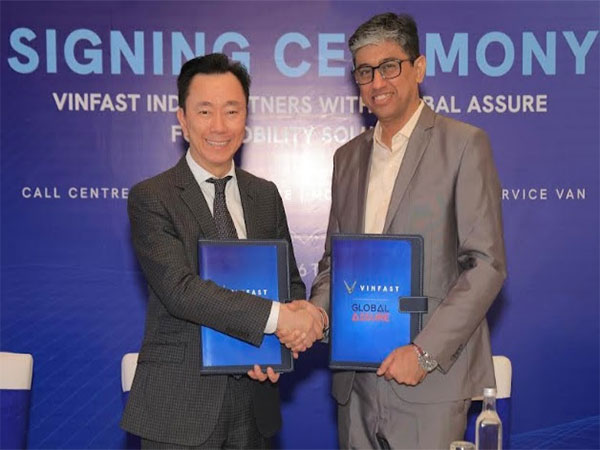 Pham Sanh Chau, CEO of VinFast Asia (left), and Manish Vij, Co-founder & CEO of Global Assure, sign an agreement to strengthen VinFast's customer service network across India