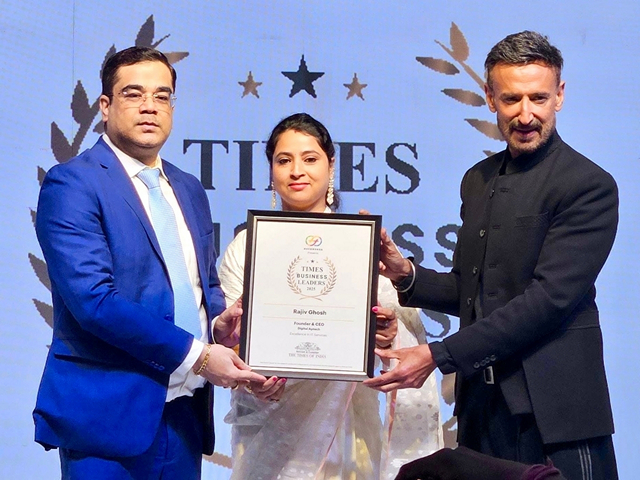 Rajiv Ghosh and his wife Shrabanti Ghosh felicitated by Rahul Dev at the Times Business Leaders Awards 2025 event in Gurugram