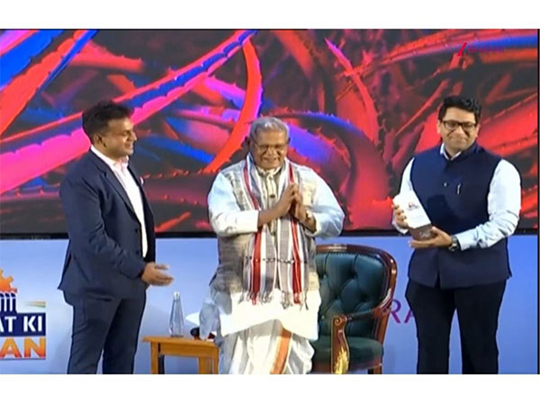 Bajaj Capital CEO Kalpesh Dave receives ‘Bharat ki Udaan – Best CEO Award’ in Wealth Management from MSME Minister Jitan Ram Manjhi, with Zee Bharat.