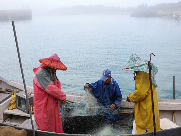 Fishermen and their boat in Taiwan's Kinmen (Photo/ Reuters)