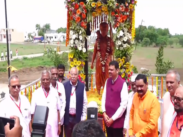 Devendra Fadnavis inaugurates Khajyaji Naik memorial (Photo: ANI) 