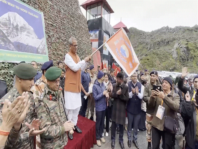 Governor Om Prakash Mathur flags off the first batch of Kailash Mansarovar pilgrims from Nathula Pass in Sikkim.(Photo/ANI)