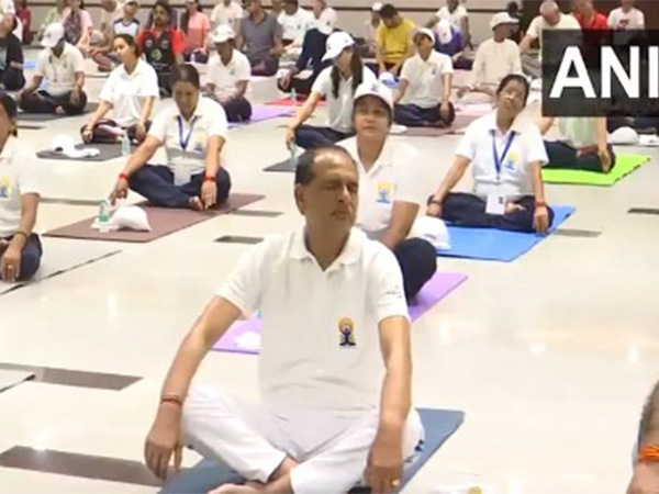  Union Minister Shivraj Singh Chouhan performed Yoga at Kishan Mela Ground. (Photo/ANI)