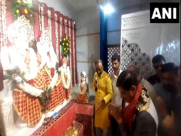 MP CM Mohan Yadav offering prayer at Ram temple (Photo/ANI)