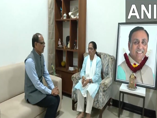 Union Minister Shivraj Singh Chouhan paid tributes to Vijay Rupani (Photo: ANI) 