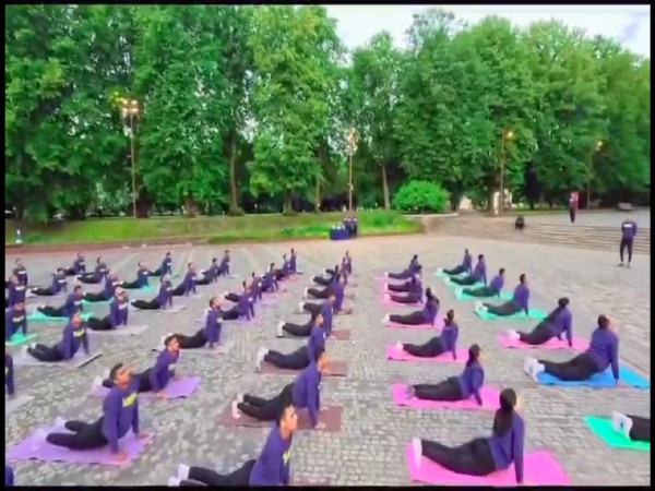 Crew of soon-to-be inducted Stealth Frigate Tamal celebrates Yoga day in Russia. (Image: X@indiannavy)
