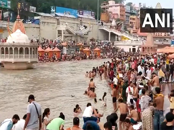 Devotees take holy dip at Har ki Puri on Ekadashi (Photo/ANI) 