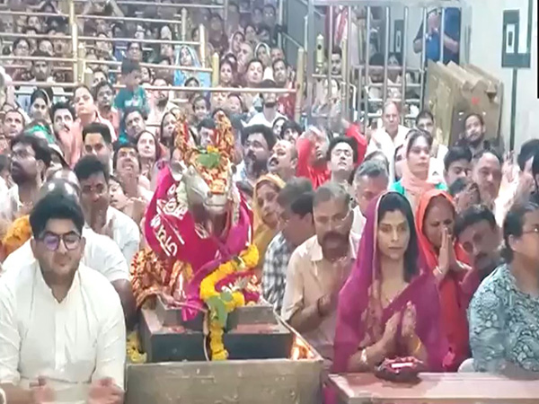 Former Uttar Pradesh DGP Prashant Kumar offers prayers at Shri Mahakaleshwar Temple in Ujjain ((Photo/ANI)