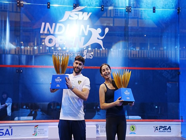 Anahat Singh (right) with the women's singles title. (Photo- Indian Open)