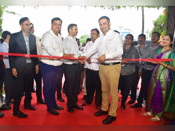 Baneswar Banerjee, National Sales Head & VP, Mahindra, senior officials from PPS Motors and Mahindra inaugurating PPS Mahindra Showroom at Katraj, Pune on Monday June 23, 2025