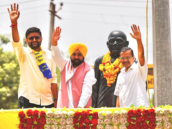 AAP's Gopal Italia with party leadership Bhagwant Mann and Arvind Kejriwal (Photo/@Gopal_Italia)