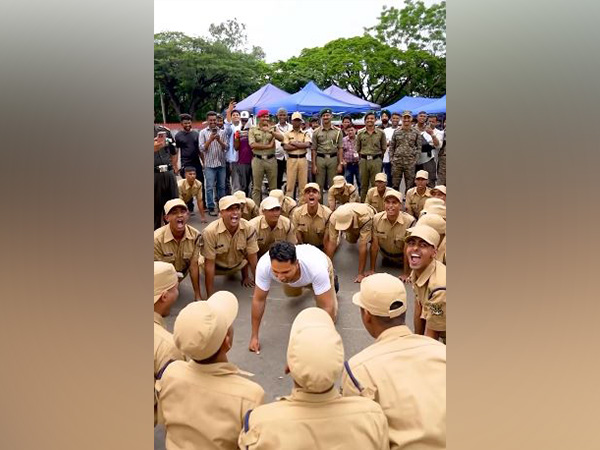 Actor Varun Dhawan with army cadets (Image source: Instagram)