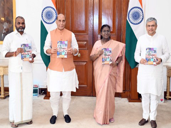 President Droupadi Murmu receives first copies of second volume of book - Wings to our hopes' and Aashaon Ki Udaan' (Photo/PIB)