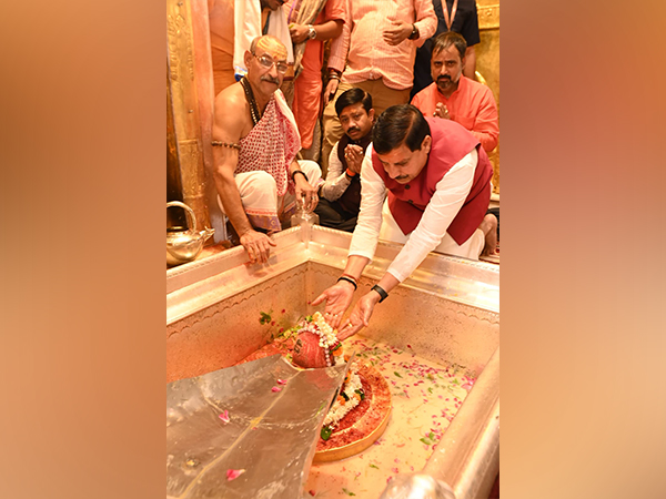 MP CM Mohan Yadav offering prayers at Kashi Vishwanath temple in Varanasi (Photo/@DrMohanYadav51)