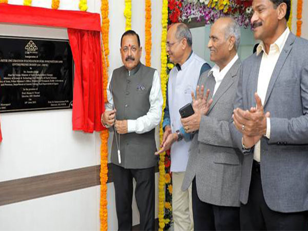 Union Minister Jitendra Singh inaugurates Incubation Centre at IIM Mumbai (Photo: PIB)